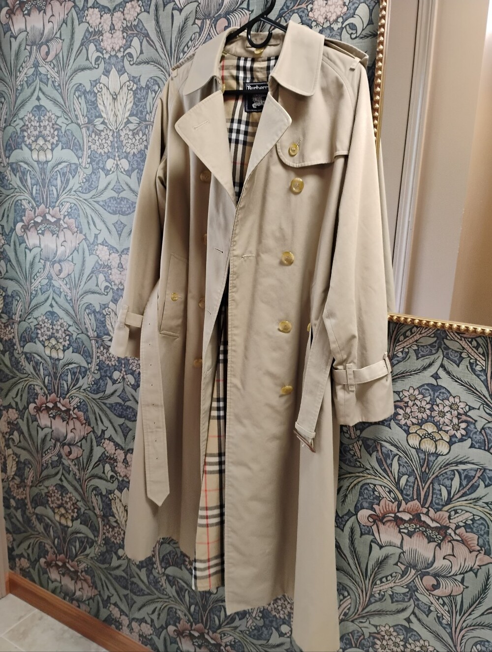 Vintage Burberry Classic Beige Trench Coat with Plaid Lining - Picture 2 of 15